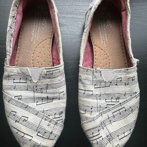 Toms Womens Musical Notes White Black Flat Slip-On Shoes Orchestra Band Size 6.5